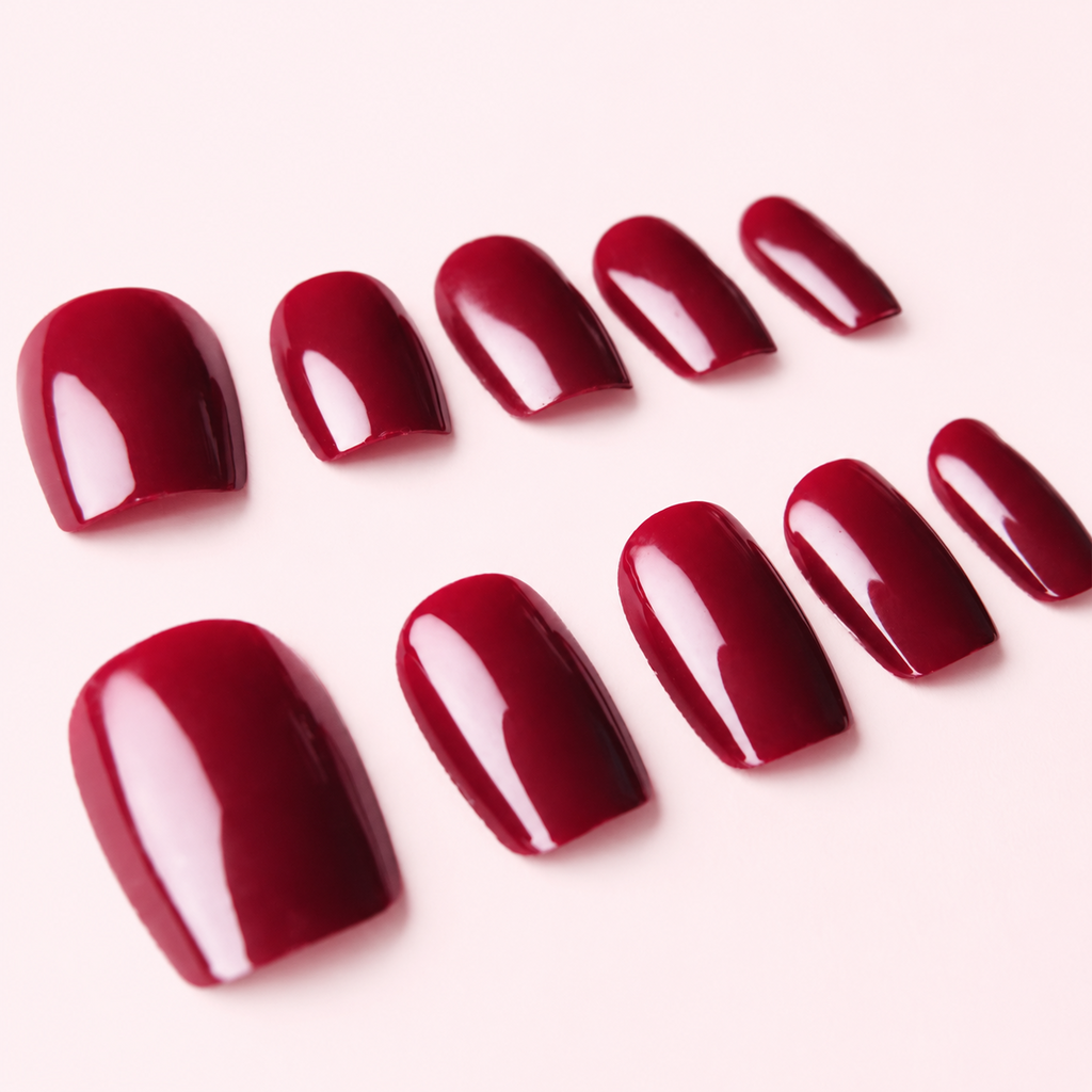 Détail rapproché des faux ongles press-on Rouge Opéra – MB Beauty