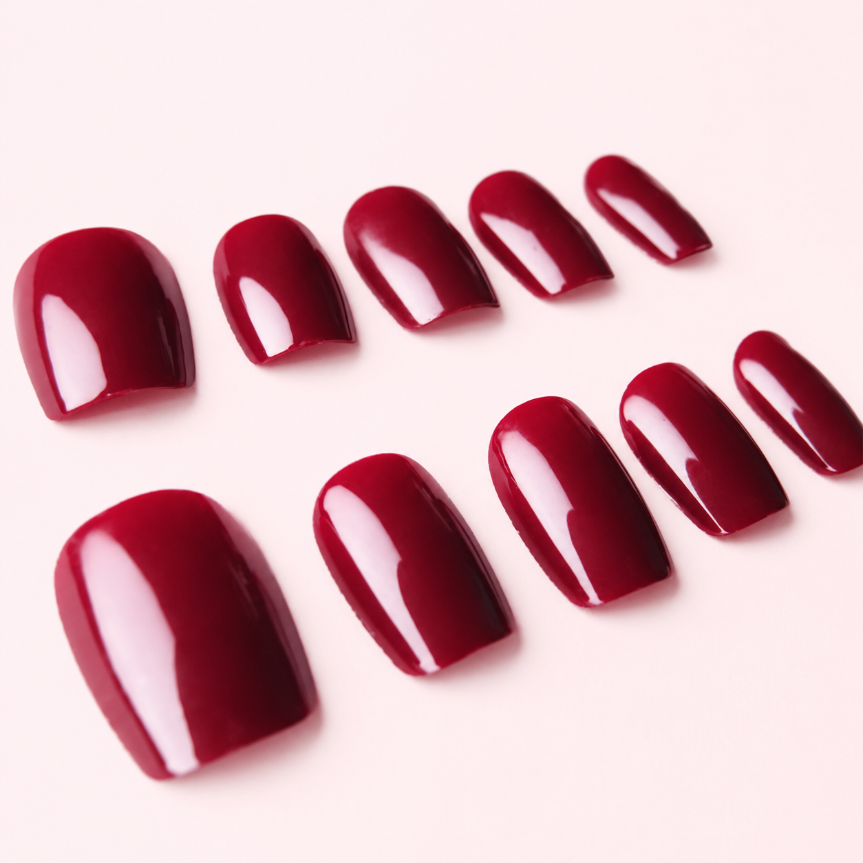 Détail rapproché des faux ongles press-on Rouge Opéra – MB Beauty