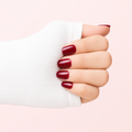 Faux ongles press-on rouges Rouge Opéra portés sur la main – MB Beauty